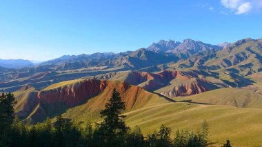 Qilian Dağı Sahnesi 'nin güzel doğa manzarası.