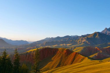 Qilian Dağı Sahnesi 'nin güzel doğa manzarası.
