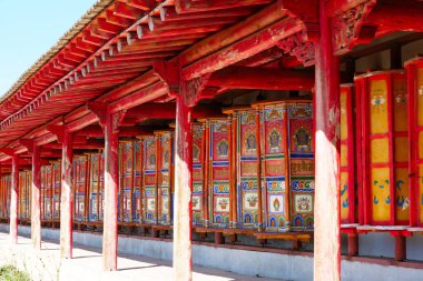 Qinghai Çin 'deki Tibet Budist Manastırı' nda dua çarkı..