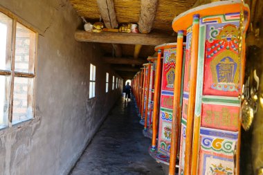 Qinghai Çin 'deki Tibet Budist Manastırı' nda dua çarkı..