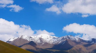 Qinghai Çin 'deki mavi gökyüzünün güzel doğa manzarası.