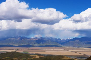 Qinghai Çin 'deki mavi gökyüzünün güzel doğa manzarası.