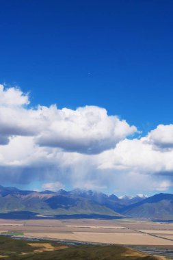 Qinghai Çin 'deki mavi gökyüzünün güzel doğa manzarası.