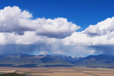 Qinghai Çin 'deki mavi gökyüzünün güzel doğa manzarası.