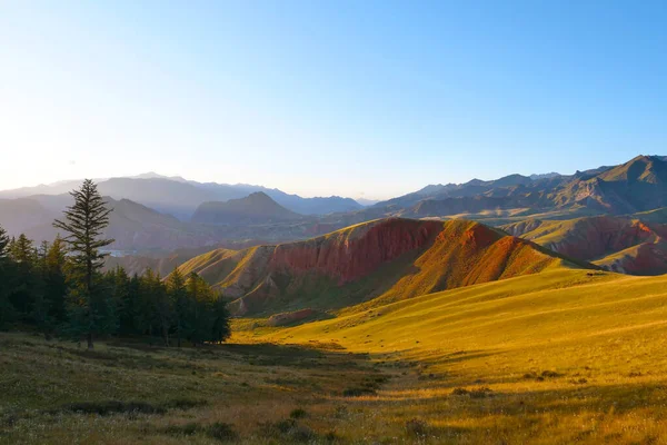 Qilian Dağı Sahnesi 'nin güzel doğa manzarası.