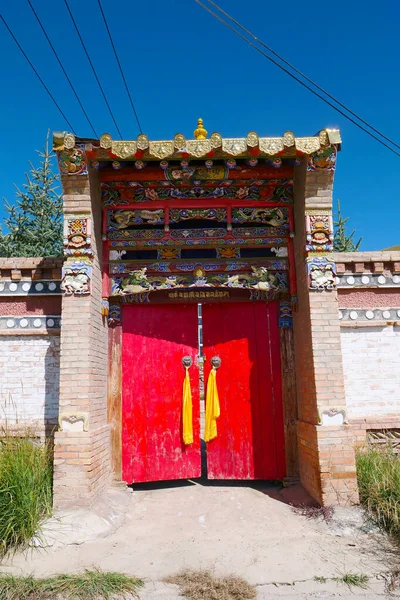 Porte Bois Rouge Avec Anneau Porte Métal Dans Monastère Bouddhiste — Photo