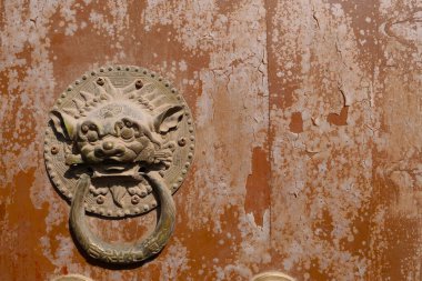 Tulou Temp 'ta aslan kapılı antik geleneksel retro kapı.