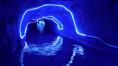 Turpan Karez Wel 'de dağ suyu için yeraltı tüneli.