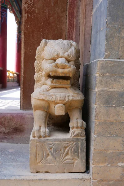 Estatua de piedra león de roca en Tulou Templo de la montaña Beishan, Yong —  Fotos de Stock
