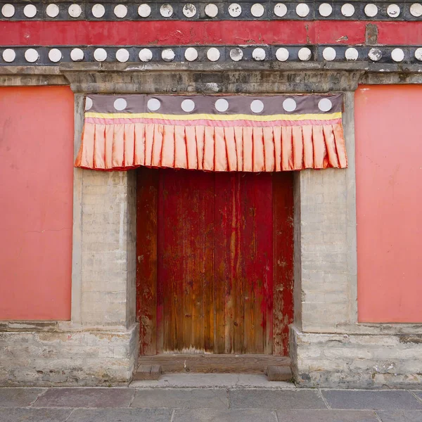 Porte et mur en bois rétro dans le monastère de Kumbum, Ta'er Temple a T — Photo