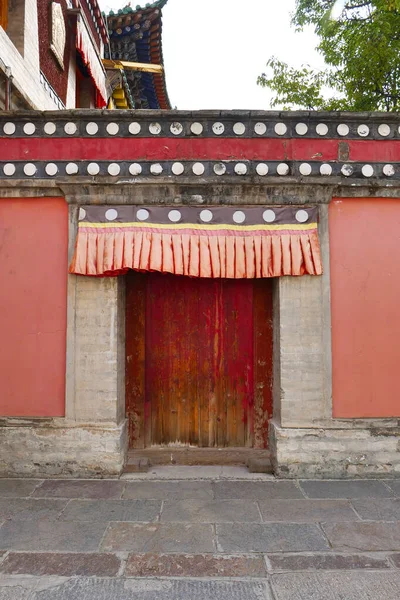 Puerta y pared de madera retro en el monasterio de Kumbum, templo de Ta 'er a T — Foto de Stock
