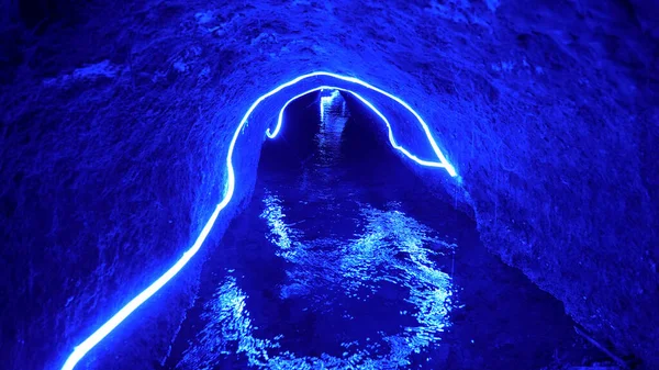 Unterirdischer Tunnel für Bergquellwasser in turpan karez wel — Stockfoto