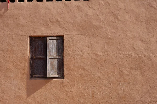 Antico muro di vecchia casa residenziale tradizionale e finestra in legno — Foto Stock