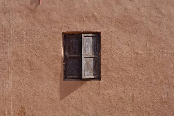 Altes traditionelles Wohnhaus alte Hauswand und Holzfenster — Stockfoto