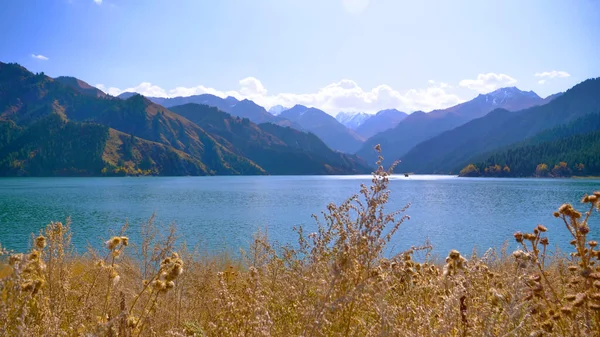 Panorama naturalistico Cielo Lago delle Montagne Celesti a Xinj — Foto Stock