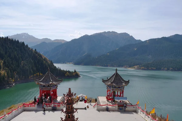 Vista paesaggio naturale Paradiso Lago delle Montagne Celesti e Tao — Foto Stock