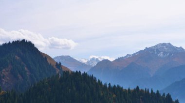 Doğa manzarası Xinj 'deki Göksel Dağların Cennet Gölü