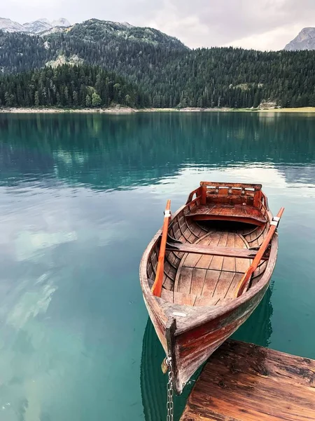 山の湖の古いボート — ストック写真