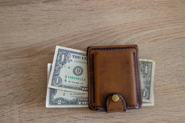 Fakir bir adamın cüzdanında birkaç dolar var. Zavallı bir Amerikalının birkaç doları cüzdanda yatıyor..