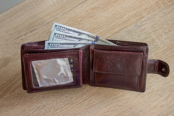 Dollar Som Kikar Plånboken Manlig Plånbok Med Dollar Och Kondomer — Stockfoto