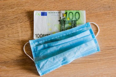 Euro, Coronavirus sırasında maskenin arkasında yatıyor. Tıbbi maske, Coronavirüs 'ün zor zamanlarında parayı korur..