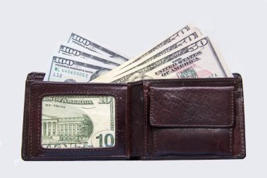 Dolarlı cüzdan beyaz arka planda duruyor. Deri kahverengi cüzdanın farklı taraflarından gelen para dolarları..