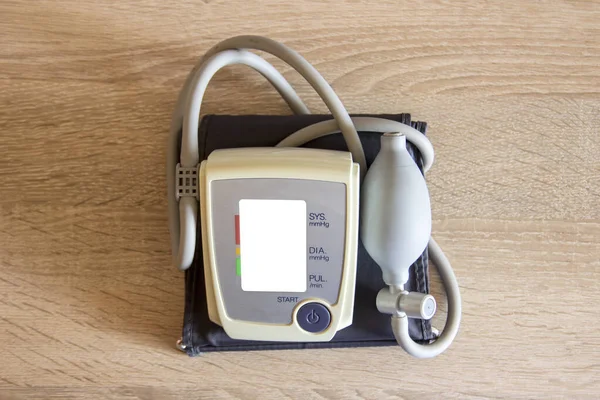 索诺米特站在办公室的一张木制桌子上 一个测量血压和心率的体能计放在桌上 — 图库照片