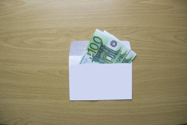 Euro Peníze Leží Obálce Stole Kanceláři Peníze Pro Zaměstnance Jsou — Stock fotografie