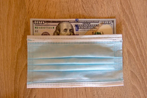 Tıbbi maske dolarları koronavirüsten korur. Dolar hasta ve covid-19 virüsünden muzdarip.