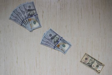 Para dolarları beyaz arka planda yatar. Beyaz arka planda yüz, yüz dolar yatıyor.. 