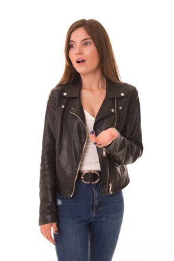 Genç kız şaşırarak ağzını açtı.. 