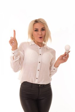 Kızın bir fikri var ve elinde bir ampul var..