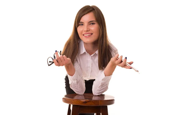 Mooi meisje in een shirt leunde op een stoel. — Stockfoto