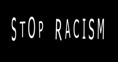 Televizyondaki haberler için RACISM 'i durdurun. Irkçılığa karşı protestolar. Dünyadaki küresel ırkçılık sorunu kavramı..