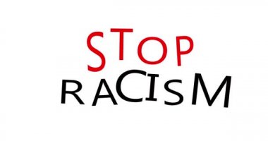 Televizyondaki haberler için RACISM 'i durdurun. Irkçılığa karşı protestolar. Dünyadaki küresel ırkçılık sorunu kavramı..