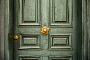 Altın kolu yakın çekim ile antika yeşil kapı