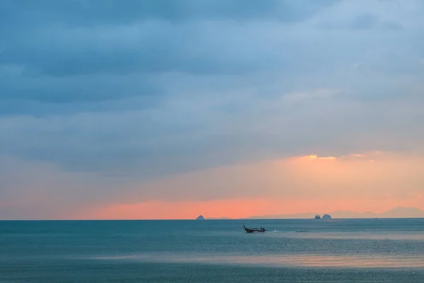 Denizin içinde bir tekne ile gün batımında deniz manzarası