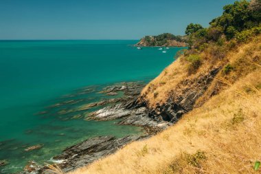 Kayalar ve yatlar ile güzel deniz tropikal manzara