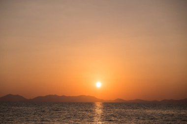 Ufukta sahil şeridi ile Sunset deniz manzarası