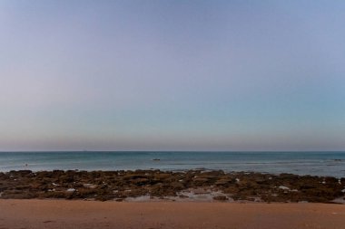 Yalnız bir tekne ile kayalık kıyı ile Seascape