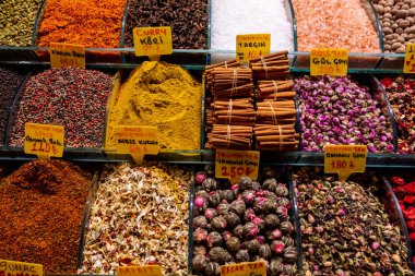 Türkiye pazarında baharatlar ve kurutulmuş otlar