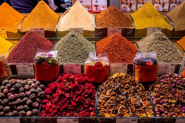 İstanbul'da baharat ve çiçek çayı satışı