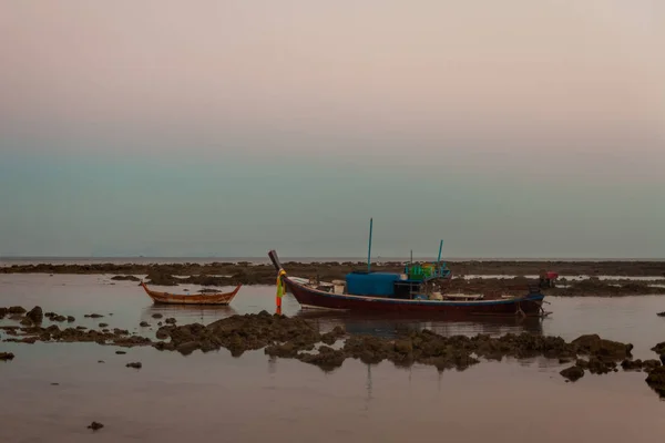 Sahilde uzun kuyruk tekneler ile Manzara. Tayland, Koh Lanta