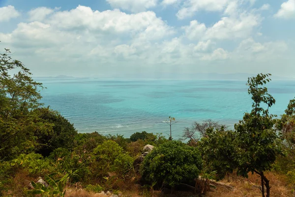 Prachtig uitzicht op zee met groene kustlijn in de tropen — Stockfoto