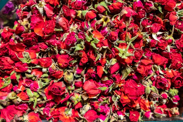 Kurutulmuş kırmızı çay gül çiçekleri yakın