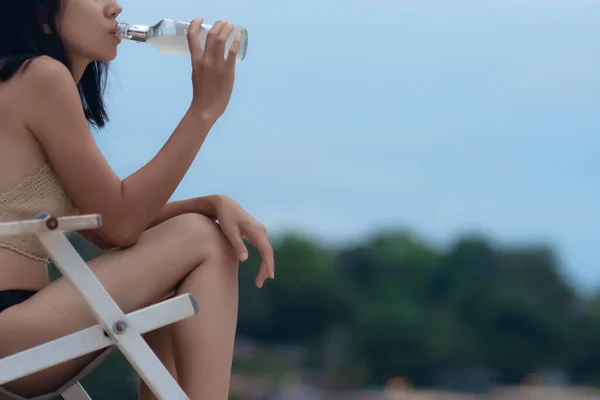 Alcohol Líquido Alcohol Mano Viajero Mujer Bikini Sentado Disfrutar Beber — Foto de Stock