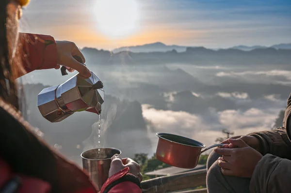 Tazza Bollitore Acqua Che Serve Bevanda Calda Mattino Nebbia Montagna — Foto Stock