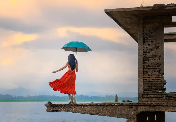 Donna Abito Moda Piedi Sulla Vecchia Casa Villetta Retrò Nel — Foto Stock