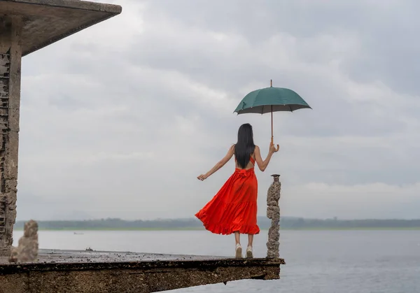 Abito Moda Donna Piedi Sulla Vecchia Casa Retrò Terrazza Nel — Foto Stock