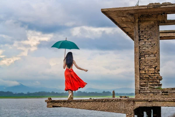 Mujer Vestido Moda Caminando Casa Campo Retro Viejo Lago Celebración —  Fotos de Stock